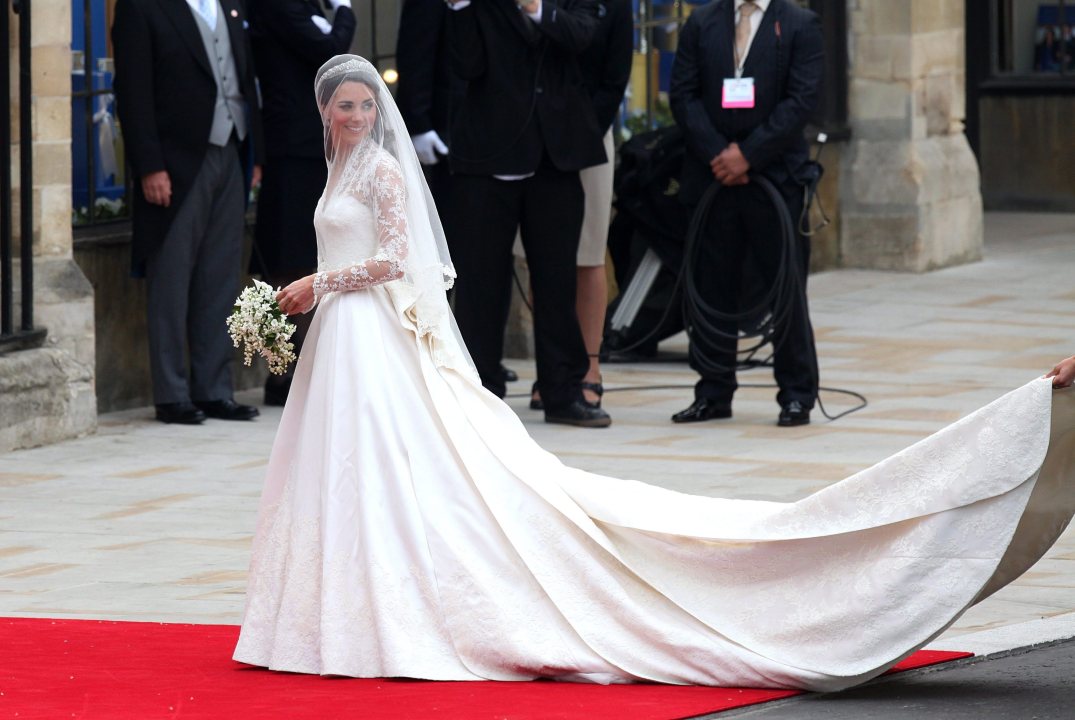 “L’abito da sposa di Kate Middleton è stato copiato”: è guerra tra due stilisti