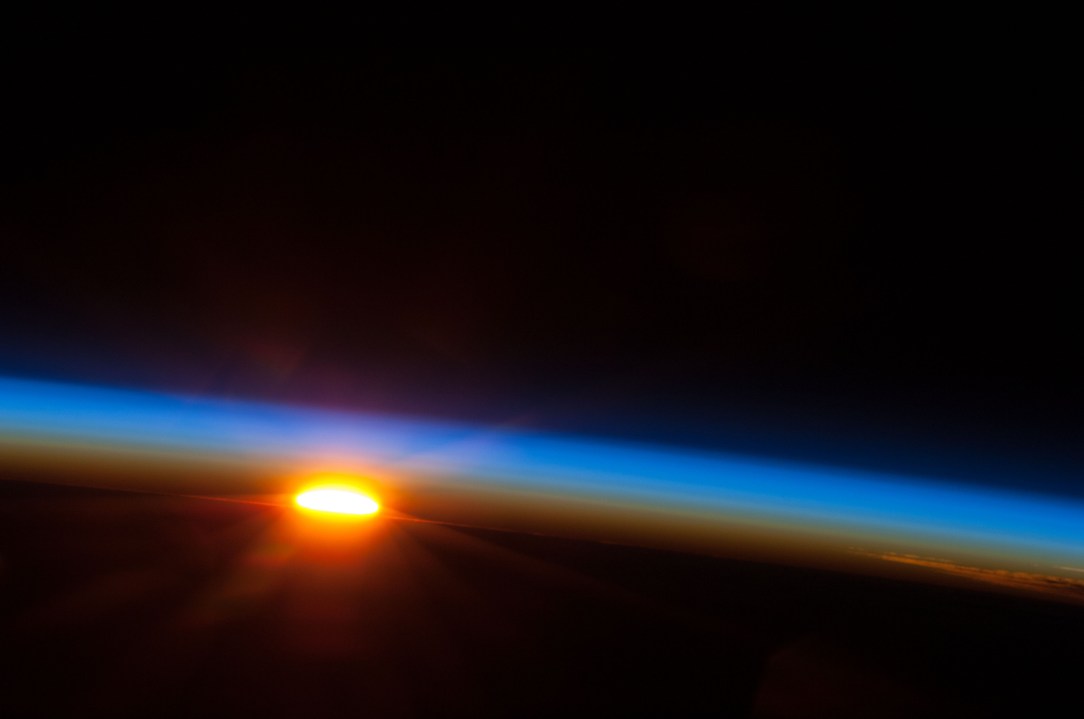 L’alba sull’Oceano Pacifico,| la foto mozzafiato della Nasa