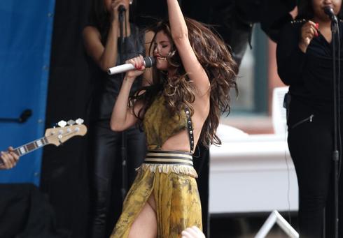 Selena Gomez| canta senza slip – La foto