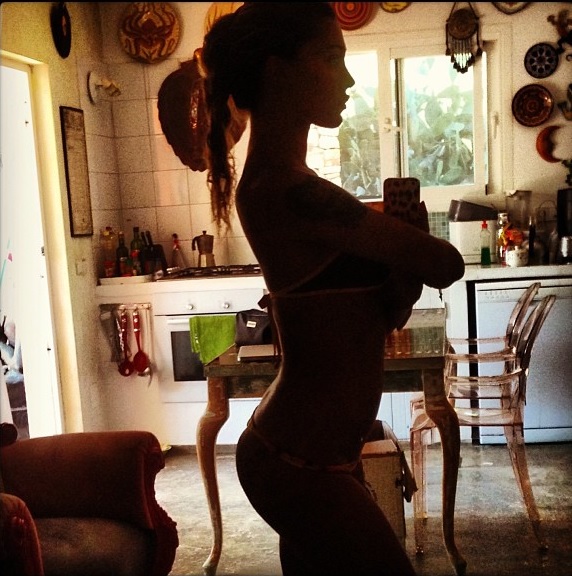 Belen Rodriguez,| striptease in cucina – La foto