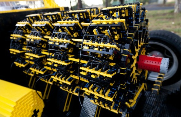 Costruiscono macchina| con 500mila mattoncini Lego