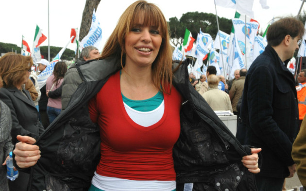 Alessandra Mussolini: |”Ho due conigli, Fini e Alfano”