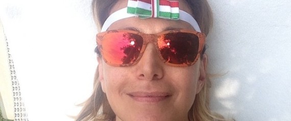 La gaffe di Barbara D’Urso: tifa Italia con la bandiera ungherese