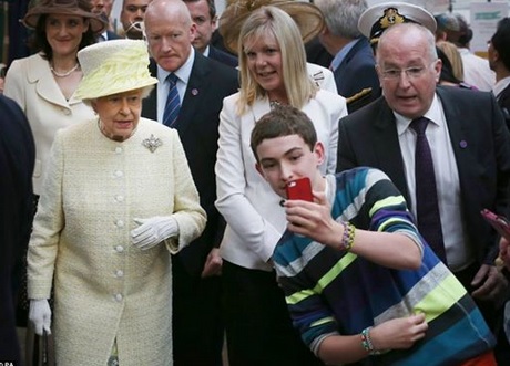 Royal selfie, autoscatto con la regina Elisabetta