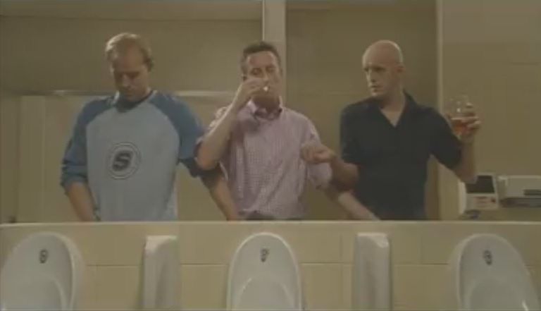 Solidarietà maschile in toilette – Video
