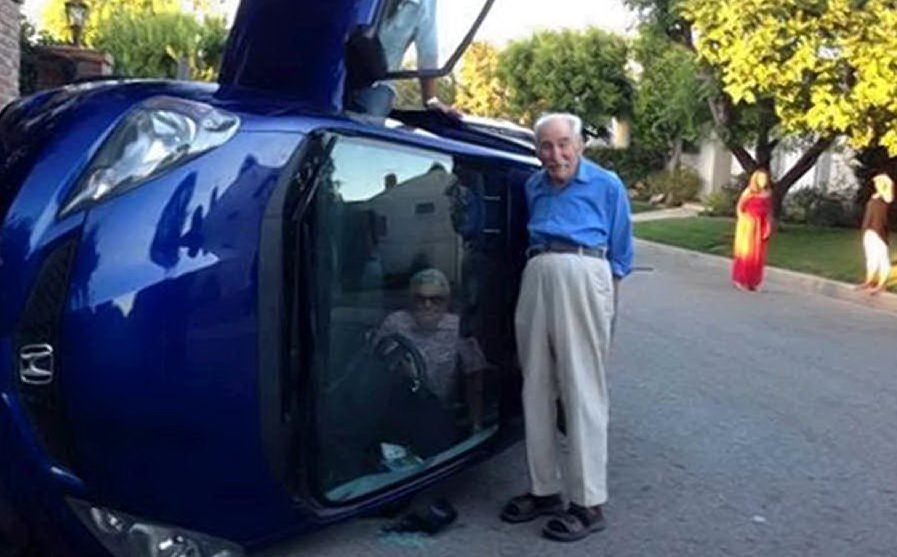 In posa accanto all’auto ribaltata, la foto dei nonnini Usa è virale