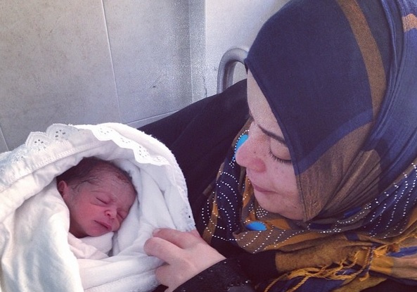 Batoul, la bimba dei miracoli nata “intatta” sotto le bombe di Gaza