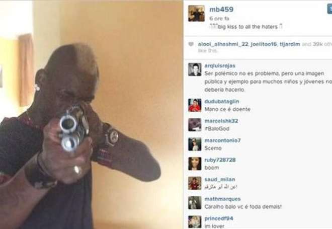 Balotelli pubblica foto col fucile e poi la cancella