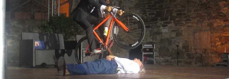Brumotti “travolge” Sgarbi con la bici nel Cilento – Foto