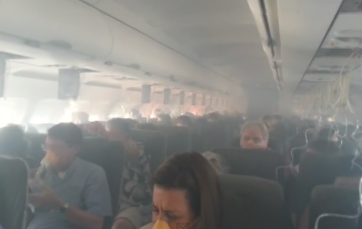 Panico in volo, cabina invasa dal fumo e atterraggio d’emergenza – Video