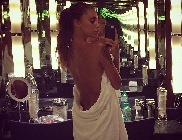 Belen Rodriguez, il selfie hot alla spa accende Instagram
