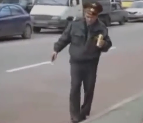 Poliziotti ubriachi e imbranati, il video è virale