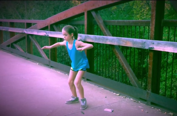 I passi di danza di questa bimba stanno conquistando il web
