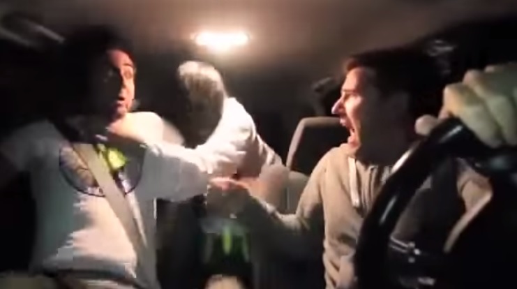 “Aiuto, c’è un fantasma in auto”, il video dello scherzo da infarto