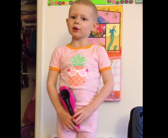 La bimba malata di cancro: “Io sono coraggiosa, puoi esserlo anche tu”