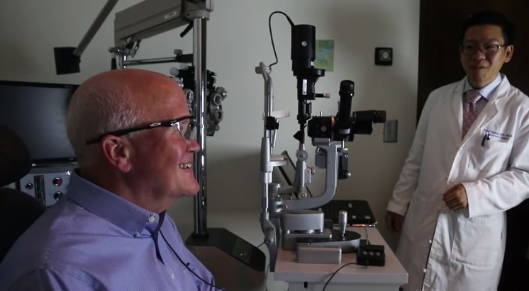 Cieco da 33 anni torna a vedere, la sua reazione è commovente