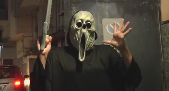 “Ti sego in due”, lo scherzo sconsigliato ai deboli di cuore