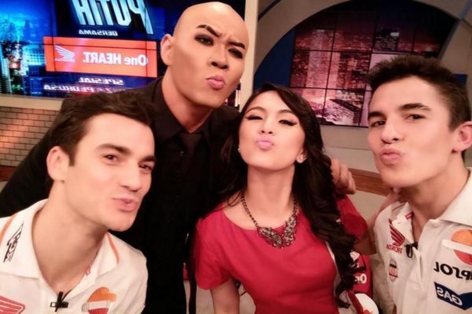 Marc Marquez, conduttrice tenta di palpargli il lato B – Video