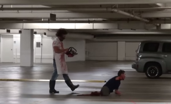 Lo psicopatico con la motosega fa una strage nel parcheggio – Video