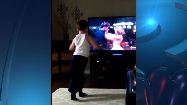 Charlie vs Patrick Swayze, a 8 anni ripete coreografia di “Dirty Dancing”