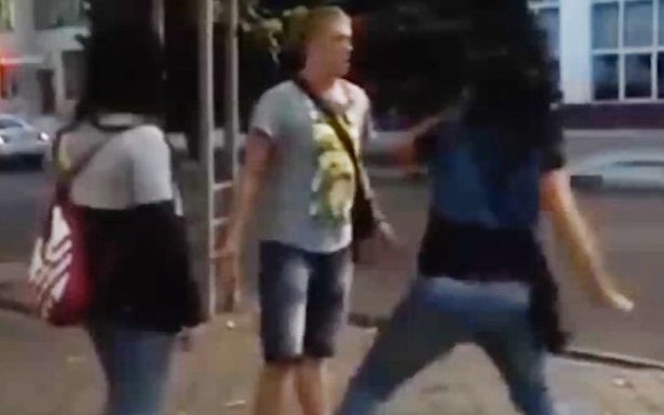 Scambia due ragazze per prostitute, steso con un pugno micidiale