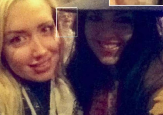 Selfie col fantasma, l’esperienza choc di due amiche