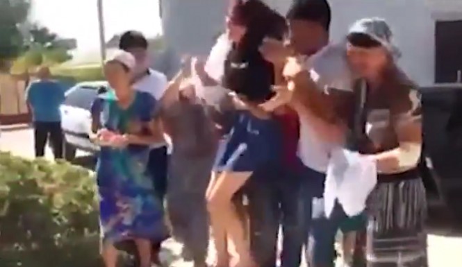 Rapita e costretta al matrimonio, la giovane kazaka dice sì tra le urla