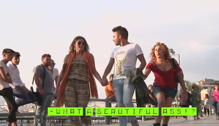 “Che bel fondoschiena!”, la ragazza che palpa il lato B ai passanti