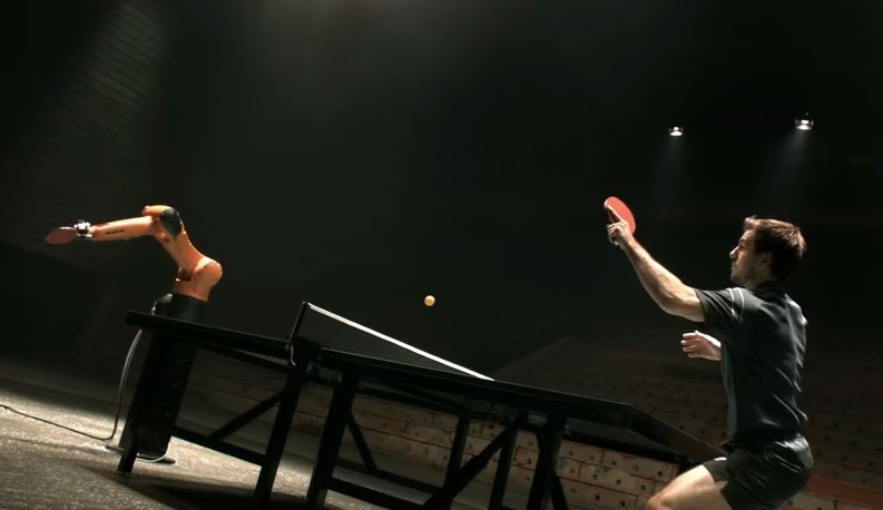 Il campione del mondo di ping pong vs il robot più veloce del mondo