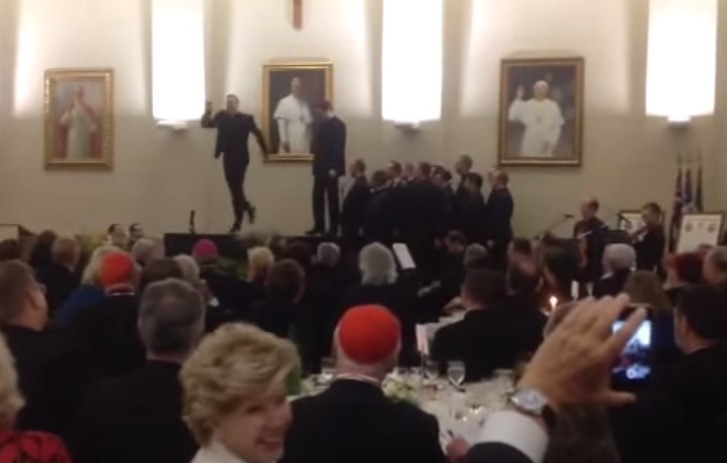 Due preti si sfidano a colpi di tip-tap davanti a vescovi e cardinali