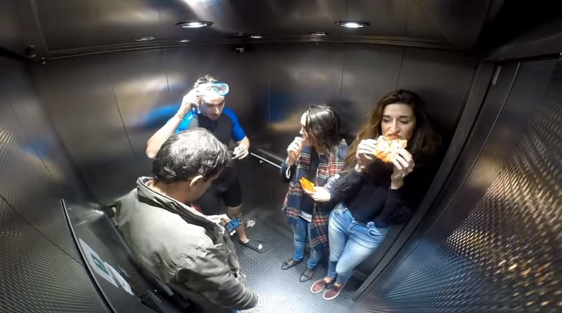 Situazioni imbarazzanti in ascensore, l’esperimento di The Show