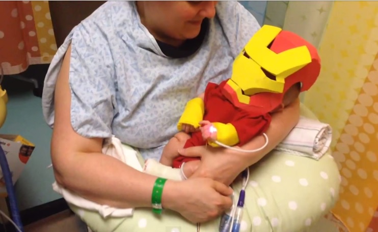 Bebè prematuro vestito da Iron Man: “Così si sente invincibile”