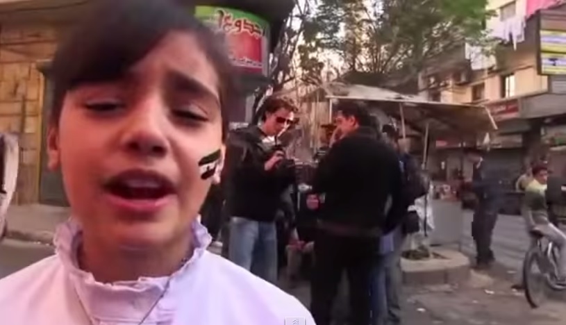 La bimba siriana canta per la libertà, ma le bombe la interrompono