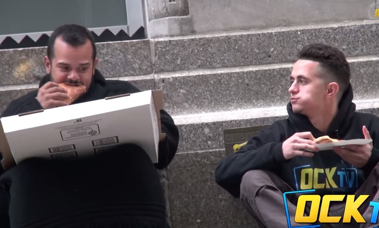 “Chi meno ha, più dona”, il video del clochard commuove il web