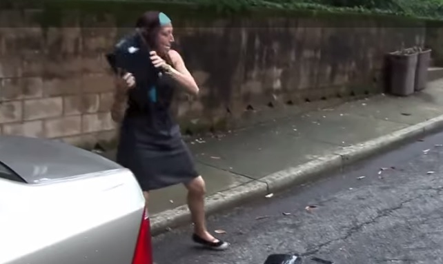 Il fidanzato la trascura e lei distrugge la Playstation – Video