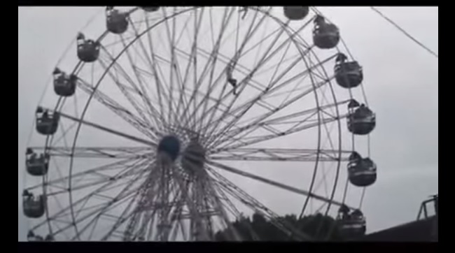 Nepal, ragazza a penzoloni sulla ruota del luna park – Video