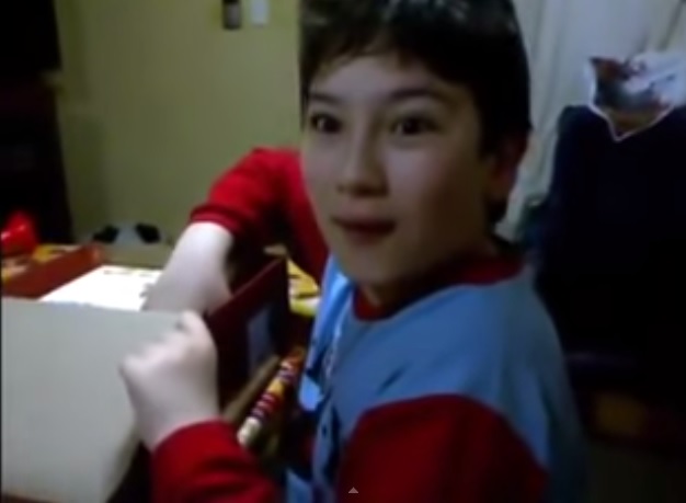 Santiago scarta i regali e trova un tablet, la sua reazione commuove il web