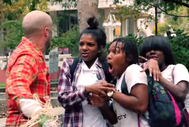 Spaventapasseri o zombie? Il selfie che terrorizza il web – Video