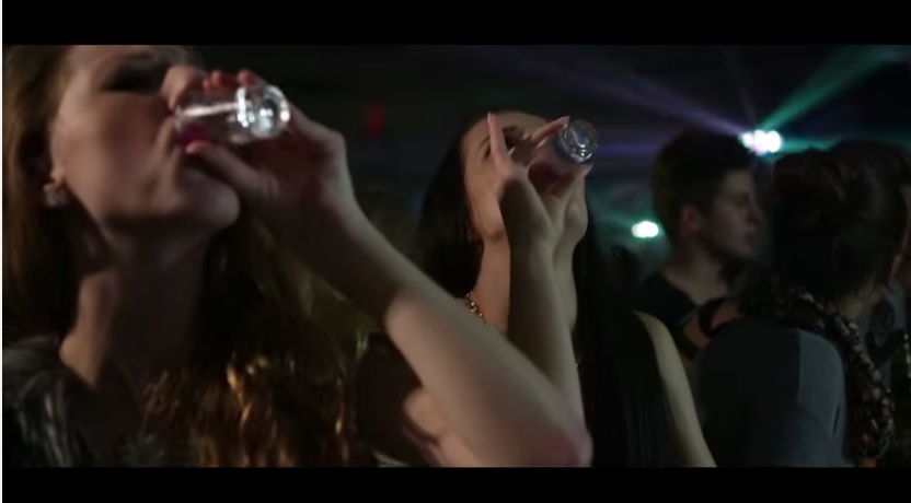 Lo stupro? “Colpa tua se ti ubriachi e ti vesti sexy” – Video