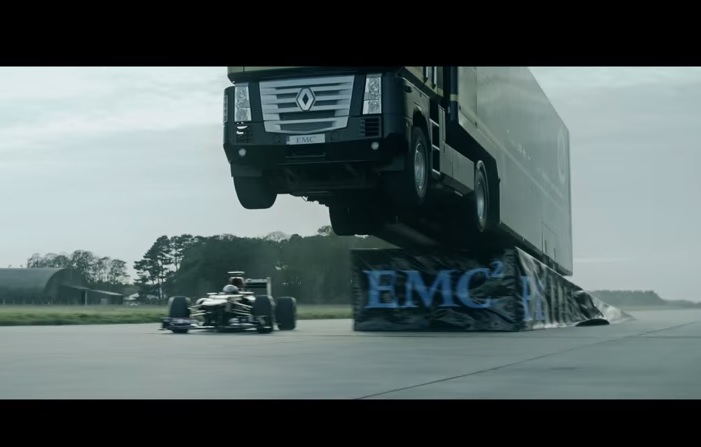 Il camion salta sopra la monoposto di Formula 1 – Video