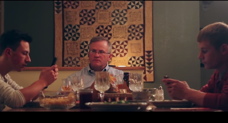 “Passami il sale”, il corto contro la dipendenza da smartphone