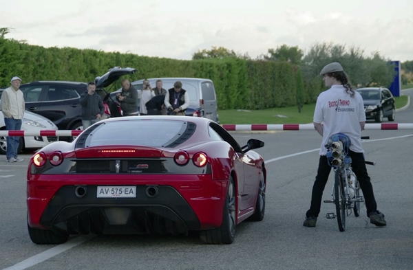 In bicicletta batte in velocità una Ferrari 430 – Video