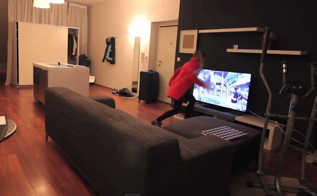 Finge di aver tradito la fidanzata…e lei distrugge la tv – Video