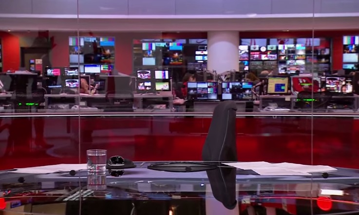 Il telegiornale inizia senza la conduttrice, il video spopola sul web