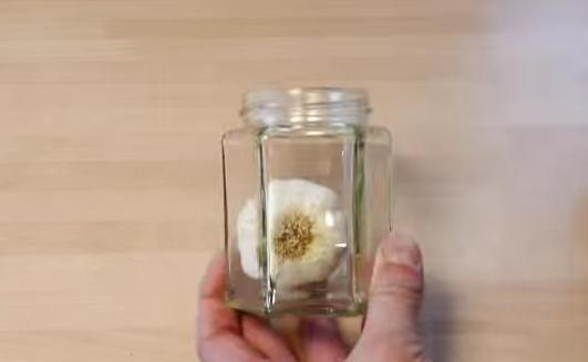 Come sbucciare l’aglio senza sporcarsi le mani – Video