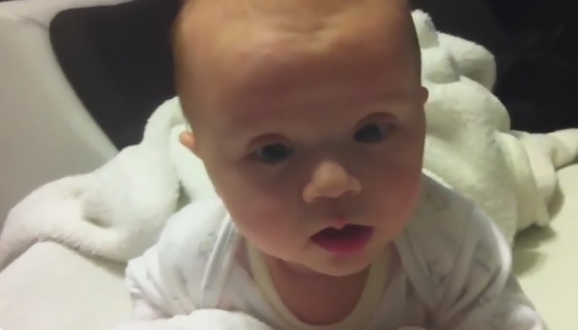 Quando mamma non c’è, padre e figlio si divertono così – Video