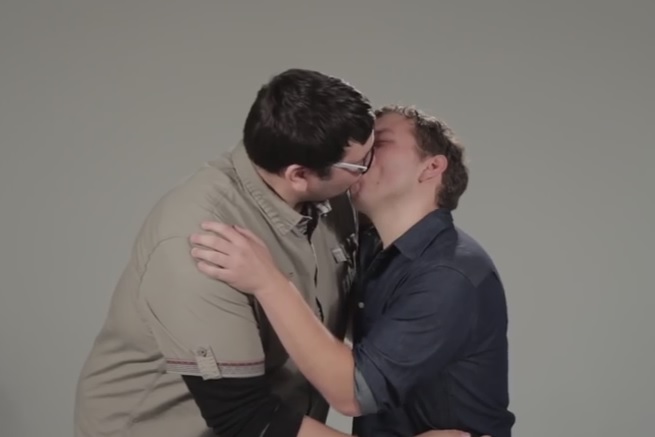 Uomini si baciano per la prima volta, l’esperimento è virale – Video