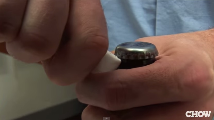 Ecco come aprire una birra con un foglio di carta – Video