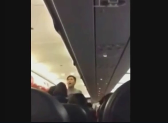 Rissa su aereo, cinese vuole cucinare spaghetti in volo – Video