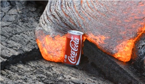 Cosa accade se una lattina di Coca Cola viene immersa nella lava